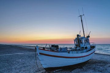 Visserboten op het Deense strand bij zonsondergang.