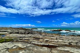 Uitzicht over de rotsachtige kustlijn naar de horizon van Theodor Decker