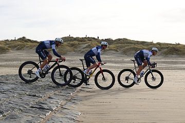 Volle vaart over de golfbreker met Tim Merlier, Jordi Warlop en Bert Van Lerberghe van FreddyFinn