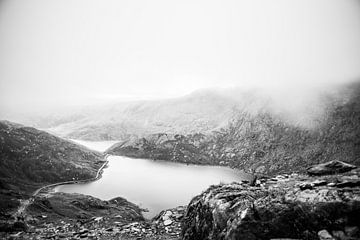 Nebliges Snowdonia in Schwarz-Weiß, Fotodruck