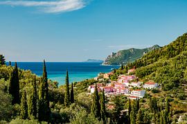 Agios Gordios mit Blick aufs Meer von Leo Schindzielorz