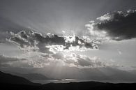 Ciel noir et blanc avec nuages et rayons de soleil par Helga Kuiper Aperçu