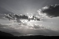 Schwarz-weißer Himmel mit Wolken und Sonnenstrahlen
