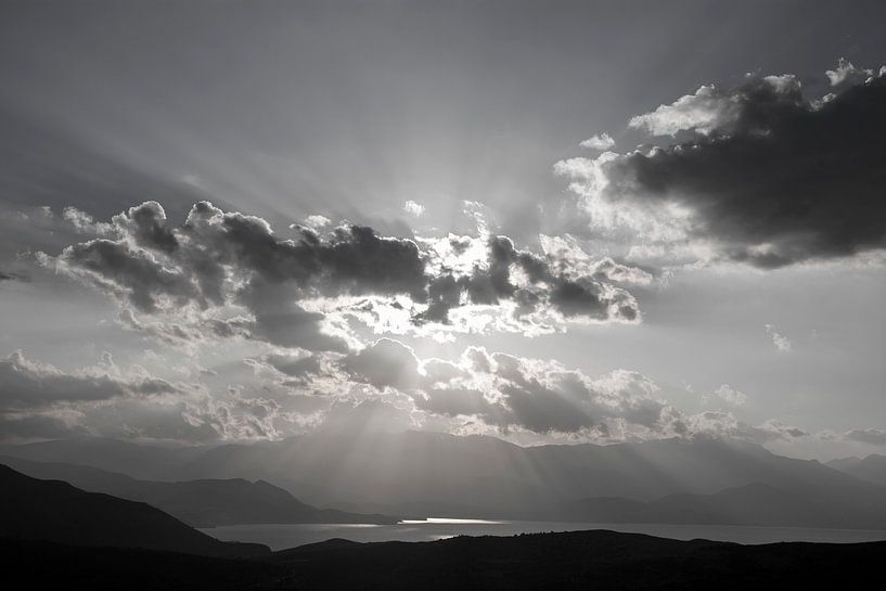 Ciel noir et blanc avec nuages et rayons de soleil par Helga Kuiper