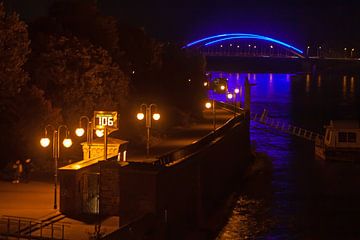 Niveau de l'Elbe au pont-jetée de Magdebourg de nuit sur t.ART