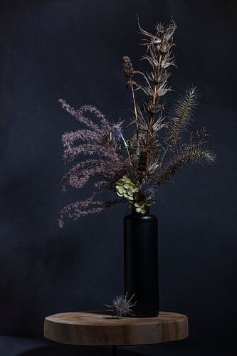 Nature morte (de fleurs mortes dans un vase noir)