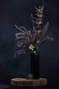 Stilleven (van uitgebloeide bloemen in een zwarte vaas) van Marjolijn van den Berg thumbnail