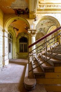 Un escalier et un couloir dans des ambiances parisiennes sur Truus Nijland