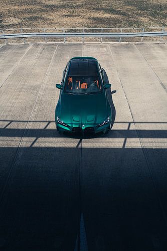 BMW M3 G80 in een parkeergarage met dramatisch contrastlicht