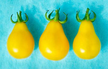 Boom gele peer tomaten op blauw van Iris Holzer Richardson