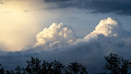 bewölkter Himmel im Morgengrauen von Erwin Pilon