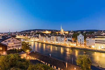 De oude stad van Zürich in de avond