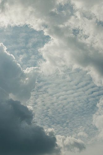 Nuages de moutons rétro au printemps aux Pays-Bas. sur Christa Stroo photography