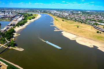 Schepen die Düsseldorf passeren op de Rijn tijdens een zomerse dag van Sjoerd van der Wal Fotografie