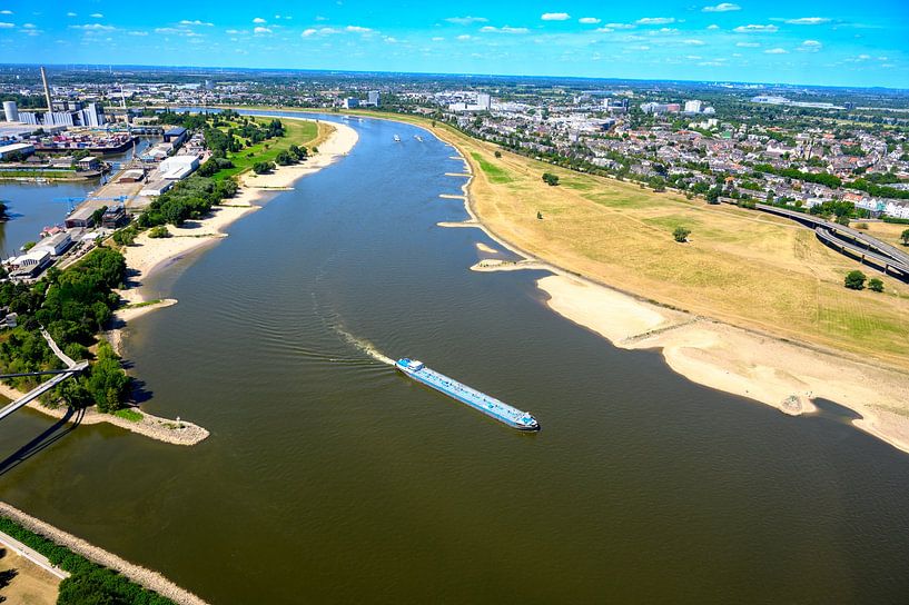 Navires passant à Düsseldorf sur le Rhin pendant une journée d'été par Sjoerd van der Wal Photographie