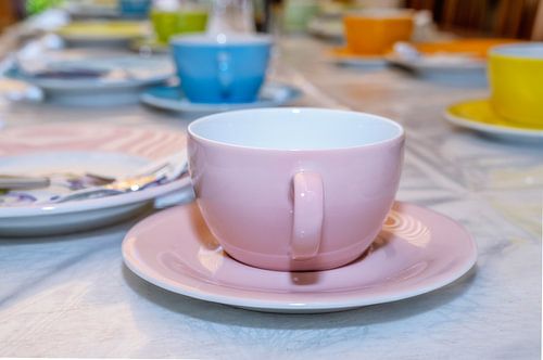 Feestelijk gedekte koffietafel voor een verjaardagsfeestje