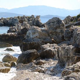 De rotsachtige kust van het Griekse eiland Corfu. von Ingrid Van Maurik