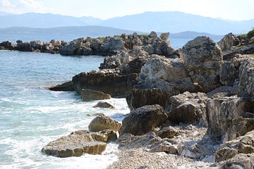 De rotsachtige kust van het Griekse eiland Corfu. van Ingrid Van Maurik