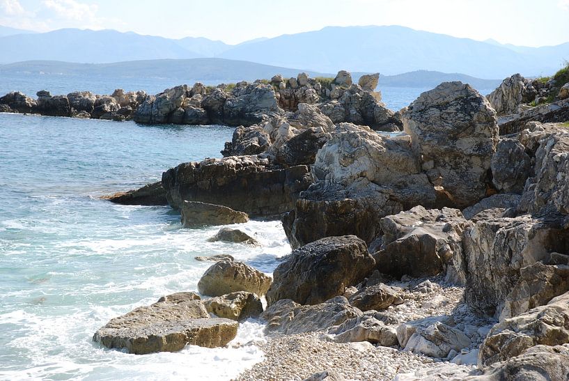 De rotsachtige kust van het Griekse eiland Corfu. par Ingrid Van Maurik