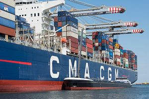 Der internationale Hafen von Rotterdam mit dem großen Containerschiff Jules Verne
