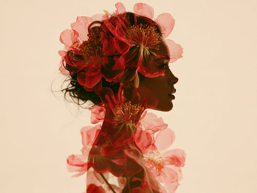 Portrait romantique d'une femme avec des fleurs rouges