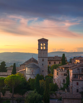 Assisi stad en Santa Maria Maggiore kerk, Italië