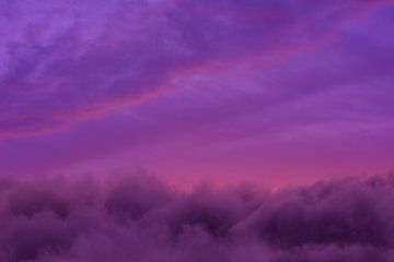 wunderschöne lilafarbene Wolkenlandschaft im Abendrot von Besa Art