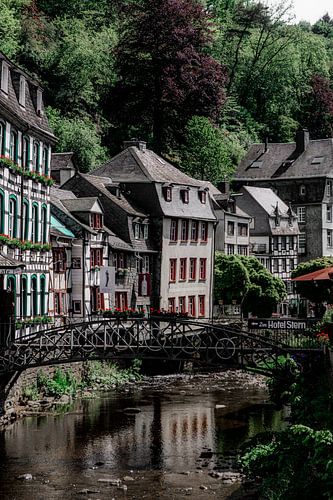 Ein perfekter Blick über das Wasser auf eines der vielen einzigartigen Häuser in Monschau in Deutschland. Architektur vom Feinsten.