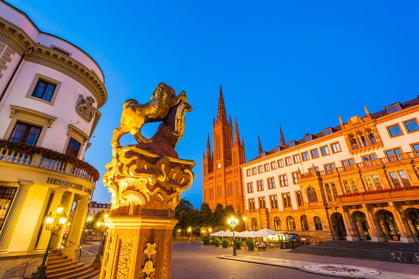 Stadtschloss und Neues Rathaus in Wiesbaden bei Nacht von Werner Dieterich