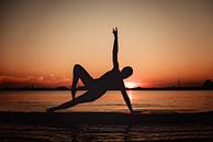 Yogapose als Silhouette der Sonne von Mijke Bressers Miniaturansicht