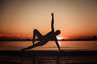 Yogapose als Silhouette der Sonne