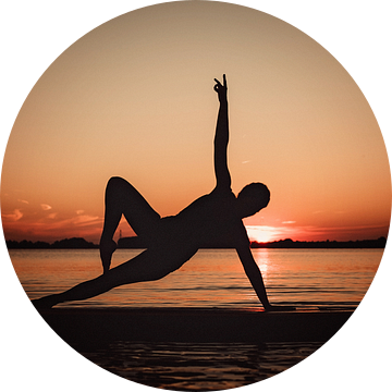 Yogapose als silhoutte tijdens zonondergang van Mijke Bressers