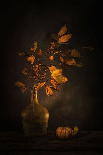 Ephemeral beauty . Stilleven met herfsttak en pompoen .