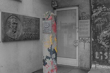 Grenspaal DDR bij Checkpoint Charlie van Peter Bartelings