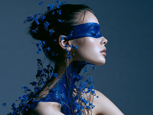Portrait de femme aux fleurs bleu cobalt
