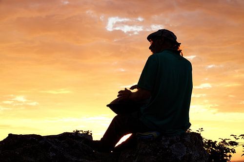 Silhouette d'un joueur de Hang