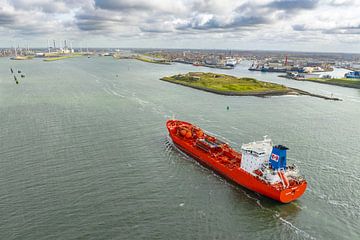 Schip NQ BELLIS dat chemische olieproducten vervoert loopt binnen van Sjoerd van der Wal Fotografie