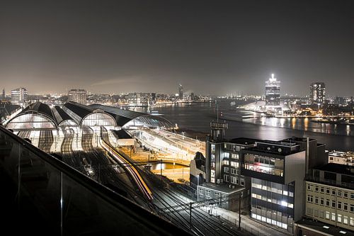 Uitzicht op Centraal Station en A'DAM Toren in Amsterdam in de avond