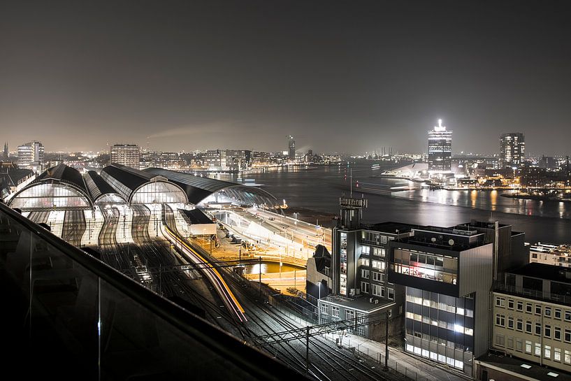 Blick auf den Hauptbahnhof und den A'DAM-Turm in Amsterdam am Abend von Marcia Kirkels