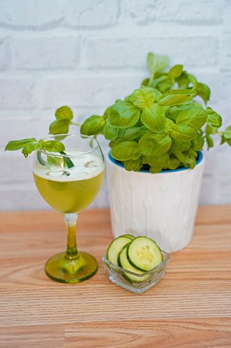komkommer gin basilicum crash in een glas.