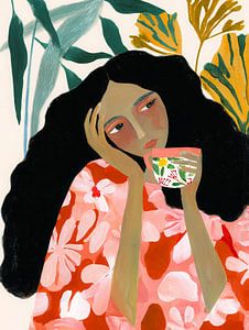 Verträumtes Porträt einer Frau mit Kaffee und Blumenmuster