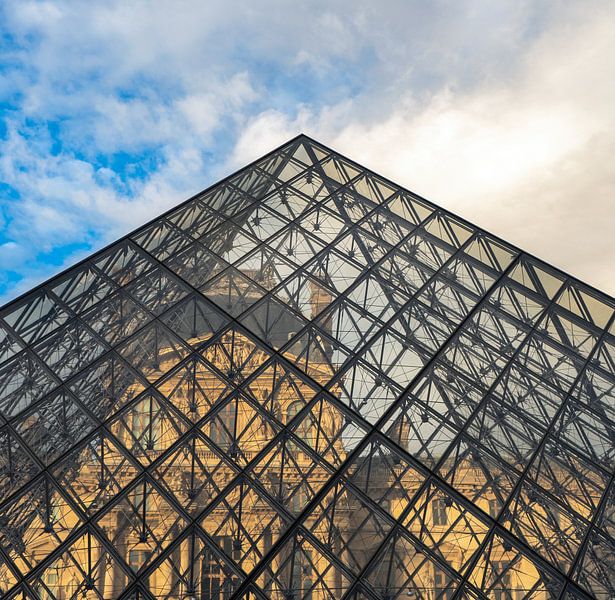 Louvre Museum by Hello Pompoyo