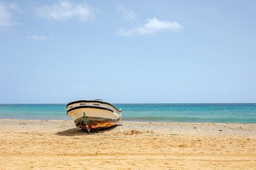 Scene van vissersboot op het witte strand van Santa Maria in Sal Kaapverdië