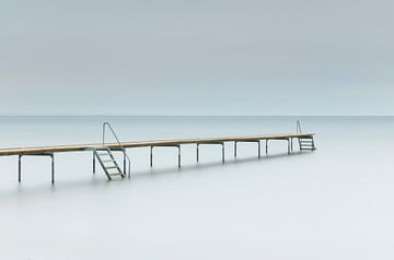 Steiger in zee (Middelfart - Denemarken) van Marcel Kerdijk