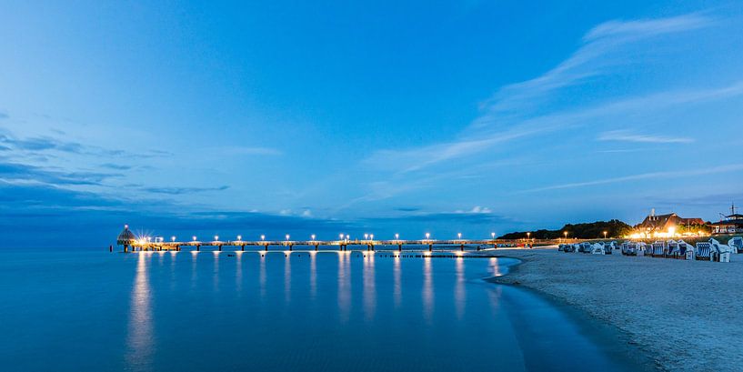 Seebrücke und Strand im Seebad Zingst an der Ostsee von Werner Dieterich