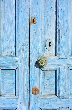 Oude houten blauwe deur met planken en sleutelgaten van My Footprints