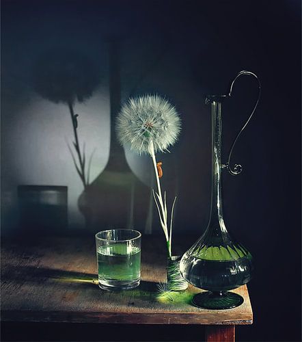 Stilleven met kruik en grote paardenbloem