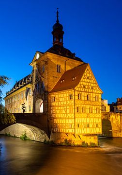 Het oude stadhuis van Bamberg aan de rivier de Regnitz bij nacht