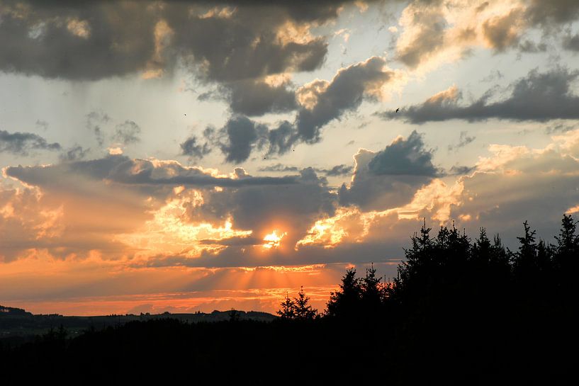 Sonnenuntergang über dem Auerberg von Andreas Stach
