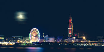 Skyline Antwerpen in de winter met volle maan